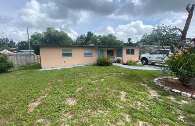 Charming 3/2 with Clermont chain of lakes access