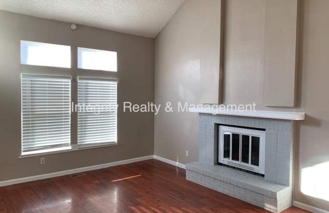 4 Bed/3.5 Bath, 2173 Sqft - 5605 E Prescott Ave