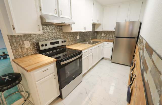 751 N Los Felices Circle W unit: M109