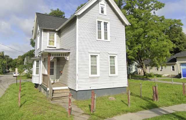 Large Single Family House Available Soon 3 Bed 1.5 Bath close to 490