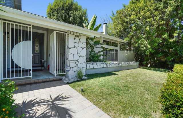 4623 Winnetka Avenue