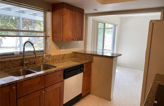 928 West Camino Real