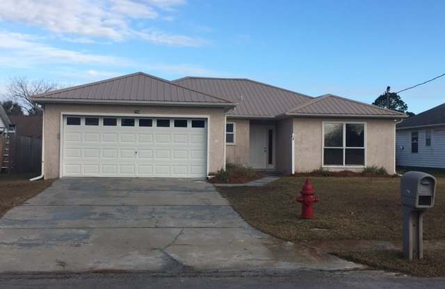 Spacious Home Convenient to Tyndall AFB, Shopping & More!