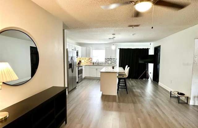 2313 S SWAN COURT NE