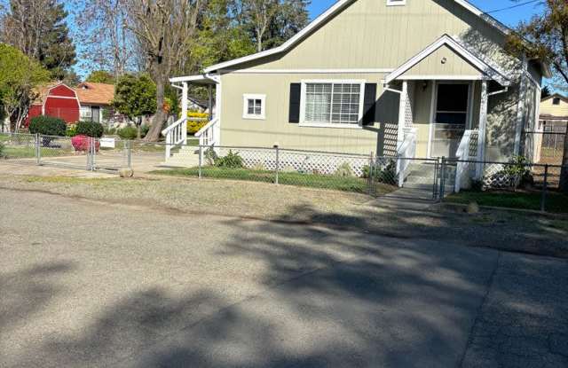 1 + B/R Charming house with Beautiful big back yard AVAILABLE NOW!! - 257 Aylor Avenue, Yuba City, CA 95991