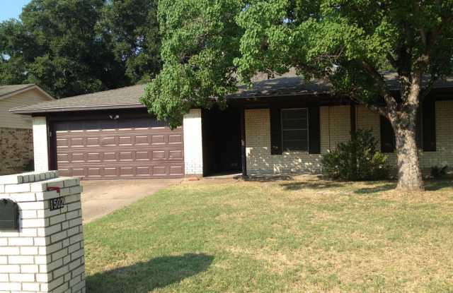 BEAUTIFUL 3/2 HOUSE AVAILABLE FOR PRE-LEASE!