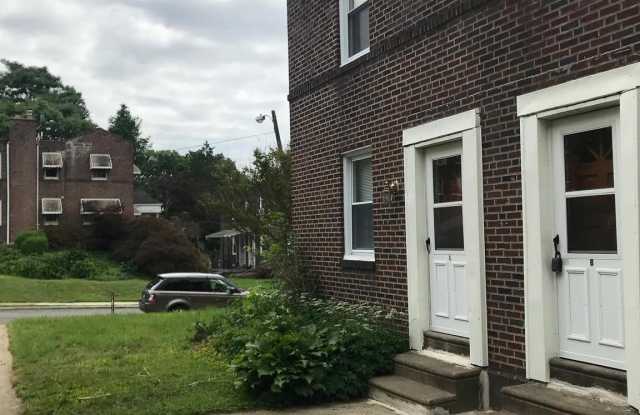 636 W PARK Lane unit: 2Nd Floor