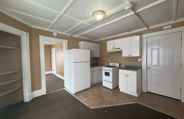 All Utilities Included! 1 bedroom efficiency in Pittsfield, MA