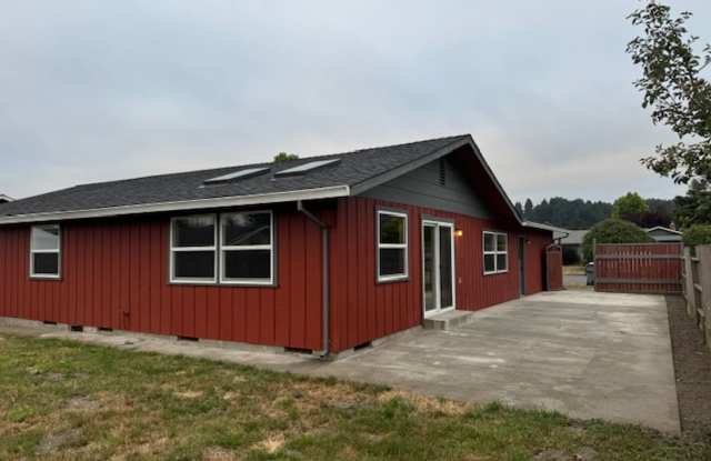 ZELIA! Arcata 3/2, 2 car garage, south facing patio