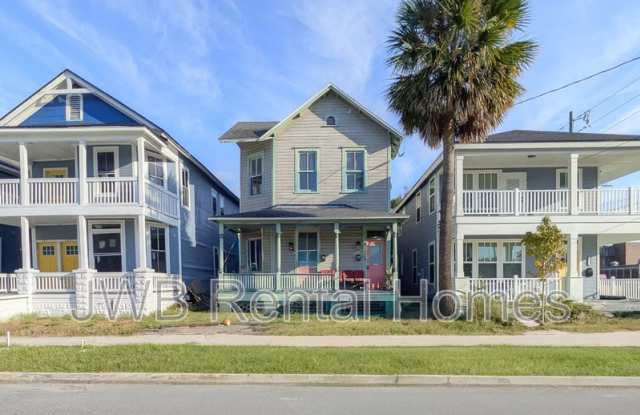 Photo of 451 1st St E