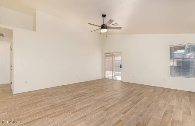 929 E SARAGOSA Street