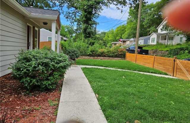 686 Center Hill Avenue NW