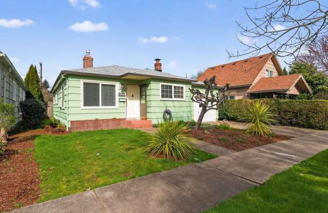 Charming 3BR House in Salem