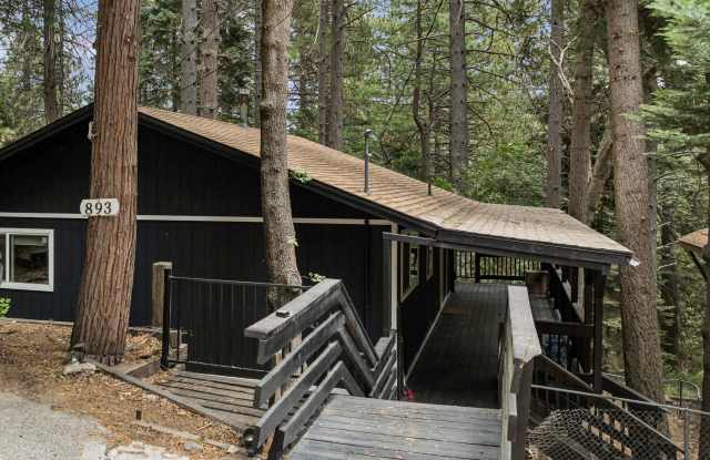 893 Sierra Vista Dr