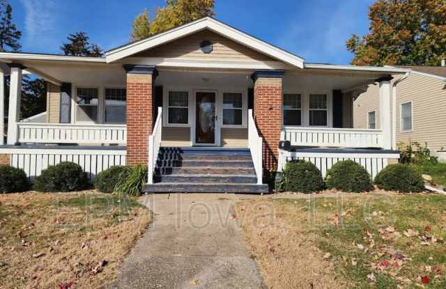 1119 Maplewood Drive Northeast