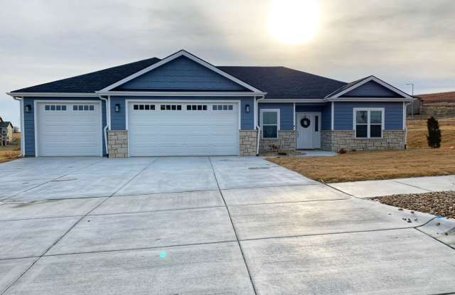 COLBERT HILLS! SAFE ROOM! BRIGHT AND OPEN FLOOR PLAN! - 3509 Eldridge Drive, Manhattan, KS 66503