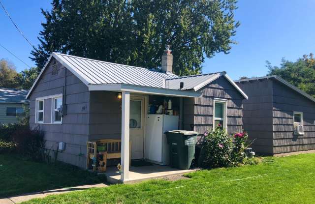 Newly Remodeled 1-Bed with Bonus Room