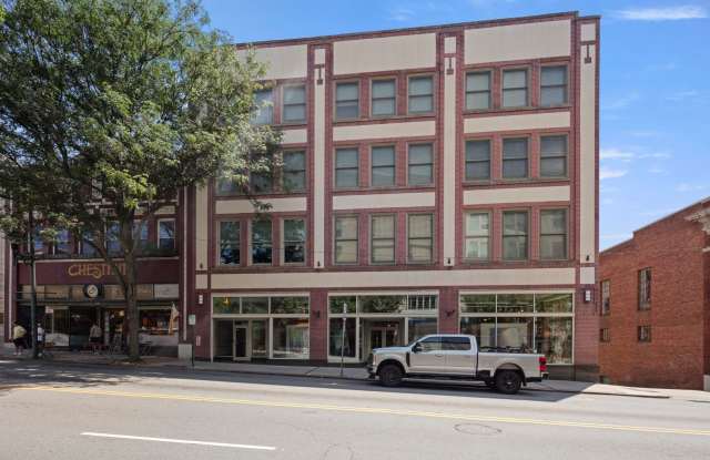 Beautiful Downtown Condo - Elevator Access, Parking Included