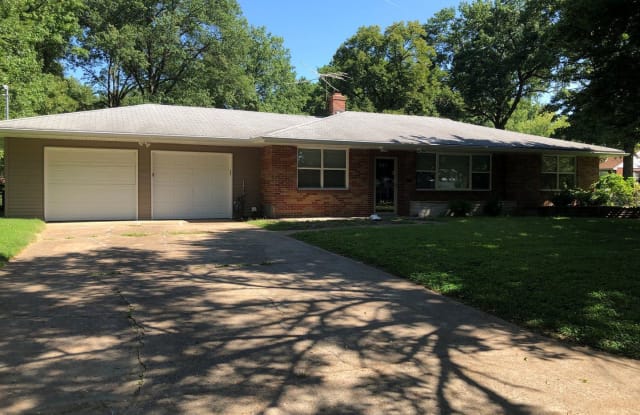 201 Wooster Dr - 201 Wooster Drive, Ferguson, MO 63135