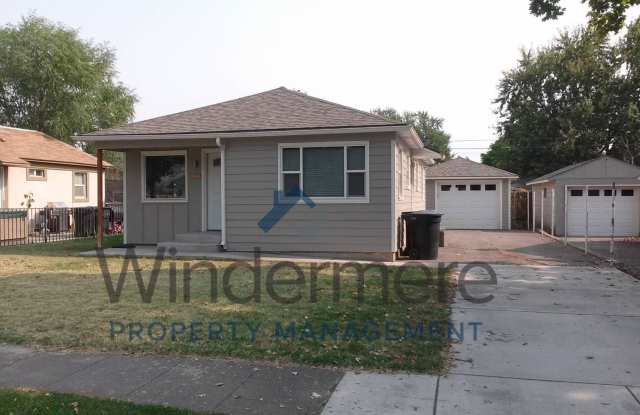 1049 St John - Single Car Garage, Partially fenced backyard