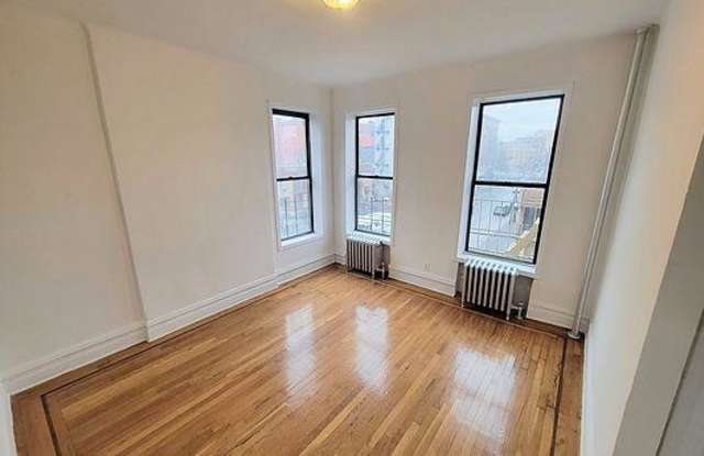 Photo of 650 Melrose Avenue