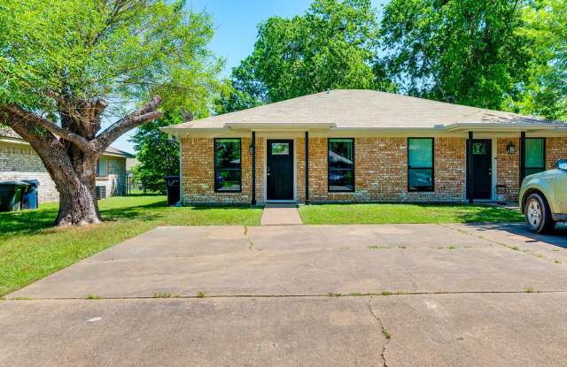 College Station - 2 bedroom - 1 bath - fenced in yard - WD connections