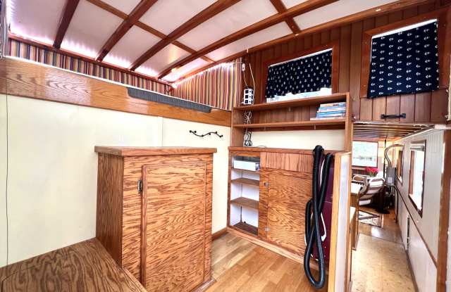 2143 N Northlake Way