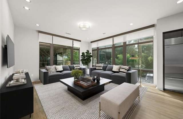 721 Longleaf Drive NE