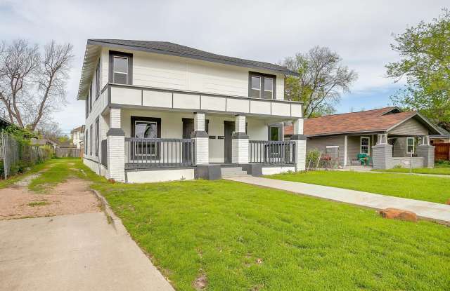 Beautifully Remodelled 1922 Home- Duplex- Upstairs Unit- 3 Bedroom, 2 Bath- 2 Miles from TCU- 76110 - 2932 Travis Avenue, Fort Worth, TX 76110