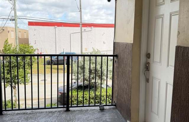1550 W 7th Ct