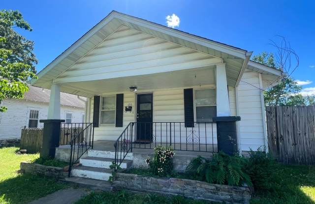 Cute 3 bedroom / 1 bathroom house with Partial fence and shed In Joplin MO!!