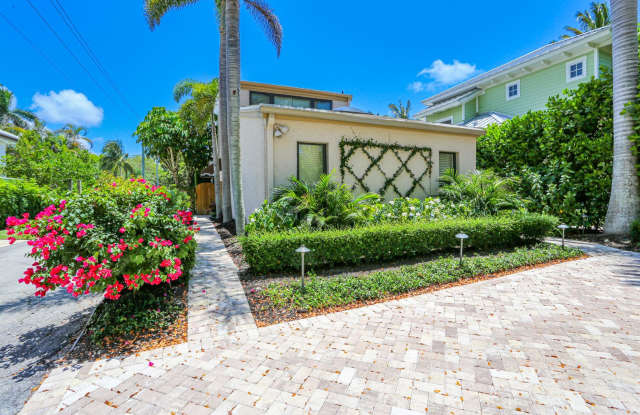 ***CAT\DOG PET FRIENDLY***NEW PHOTOS UPLOADED***BRAND NEW LANDSCAPING PACKAGE**BRAND NEW EXTERIOR UPLIGHTNG INSTALLED AND PAVERS***AIL FOR OFF-SEASON MAY - DEC 2023***FULLY FURNISHED***OLDE NAPLES***WALK TO THE BEACH***DOWNTOWN NAPLES***AMAZING LOCATION photos photos