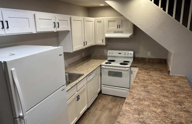 528 E Navajo Avenue unit: 3