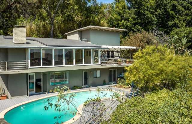 Photo of 2870 Benedict Canyon