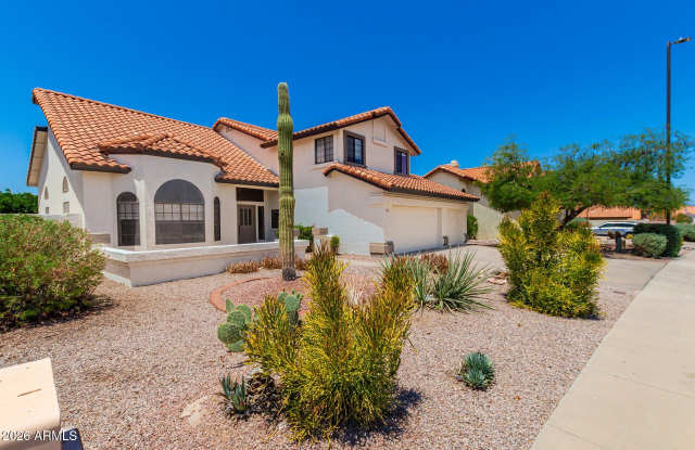 6121 E SADDLEBACK Street