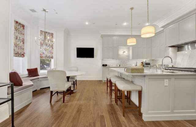 Photo of 103 East Chestnut Street