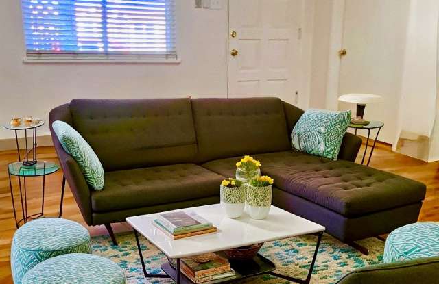 Photo of 502 Los Arboles Avenue Northwest