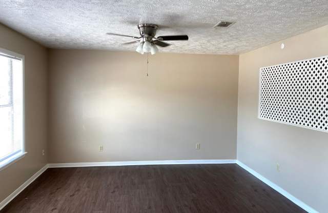 Cozy 2/2 Duplex Available for Prelease!