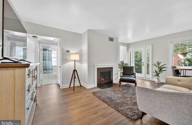 1209 N PITT Street unit: 2B