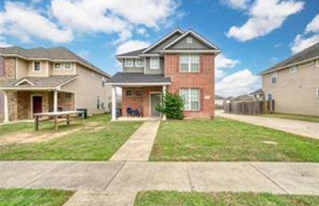 Great Location!! With Pool!
