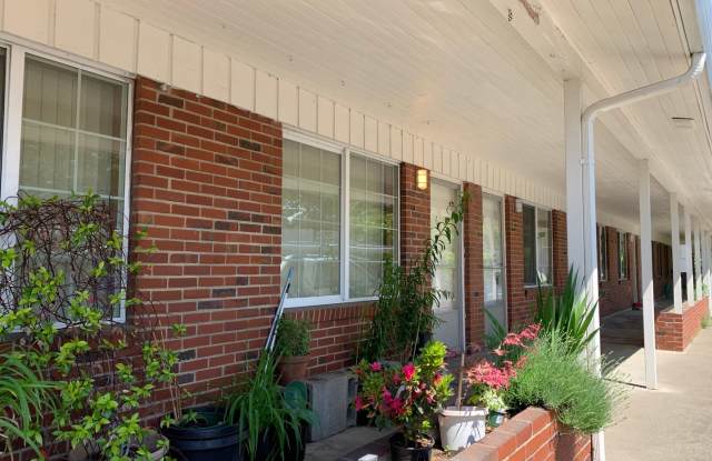 W1317 - Hudson's Bay Court