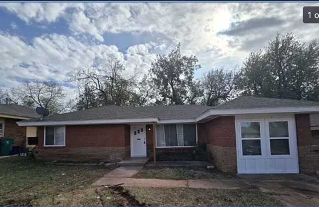 Photo of 1212 NE 44th St