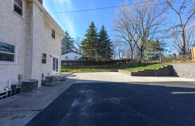 143 Larpenteur Avenue East