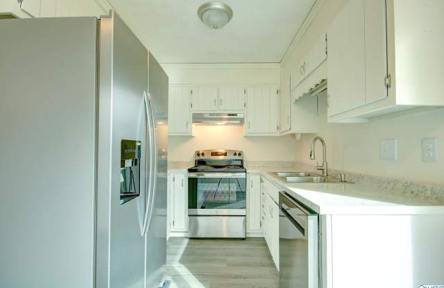 Photo of 2225 Golf Road Southwest