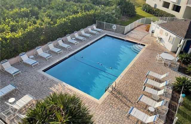 429 NE Tradewind Lane unit: 2204