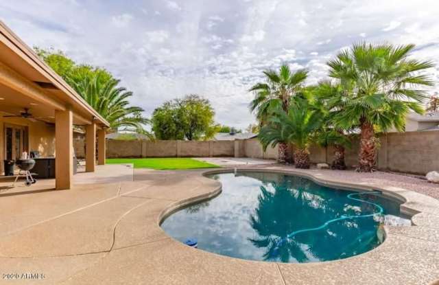 Beautiful Tempe home with pebbletec diving pool and gorgeous backyard! - 1321 East La Jolla Drive, Tempe, AZ 85282