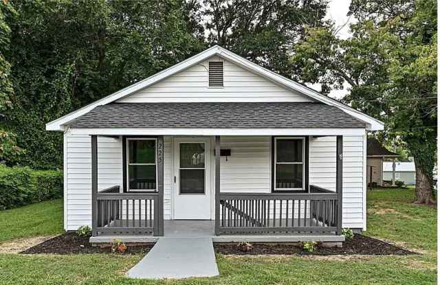 Charming 2-bed, 1-bath bungalow just steps from downtown Lincolnton!