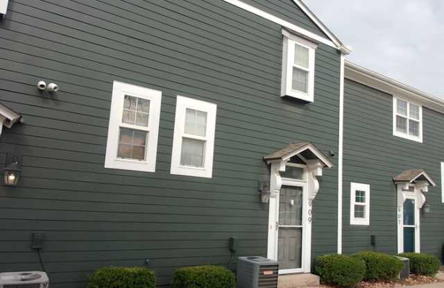 Photo of 909 West 41st Place