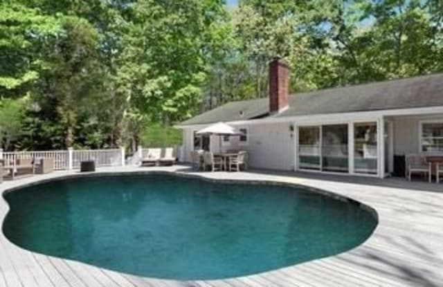 25 White Oak Ln - 25 White Oak Lane, Westhampton, NY 11978