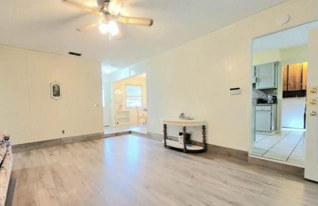 2046 BROAD OAK Drive